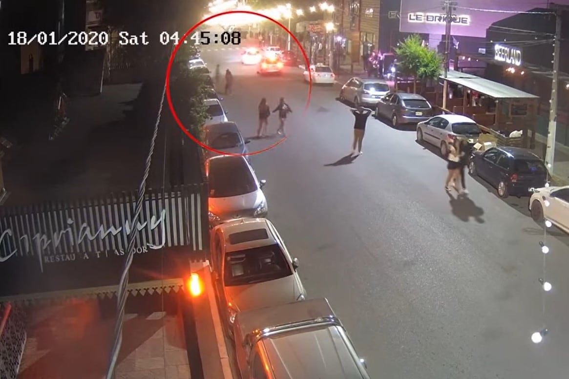 Las imágenes de una cámara de seguridad de la Municipalidad de Villa Gesell ubicada frente al boliche Le Brique.