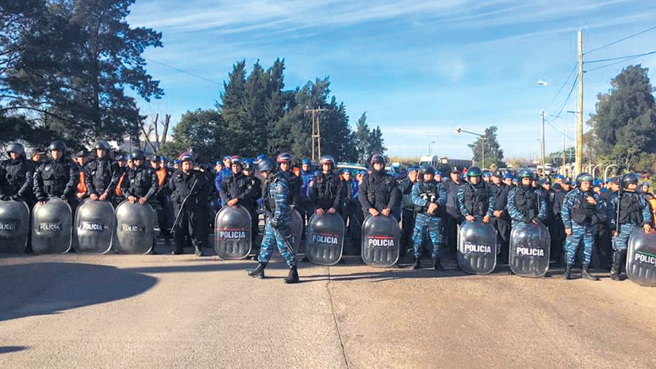 La planta de Carboclor amaneció rodeada de efectivos de la policía.