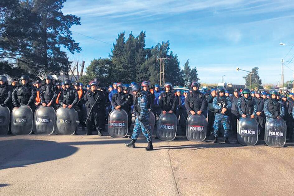 La planta de Carboclor amaneció rodeada de efectivos de la policía.