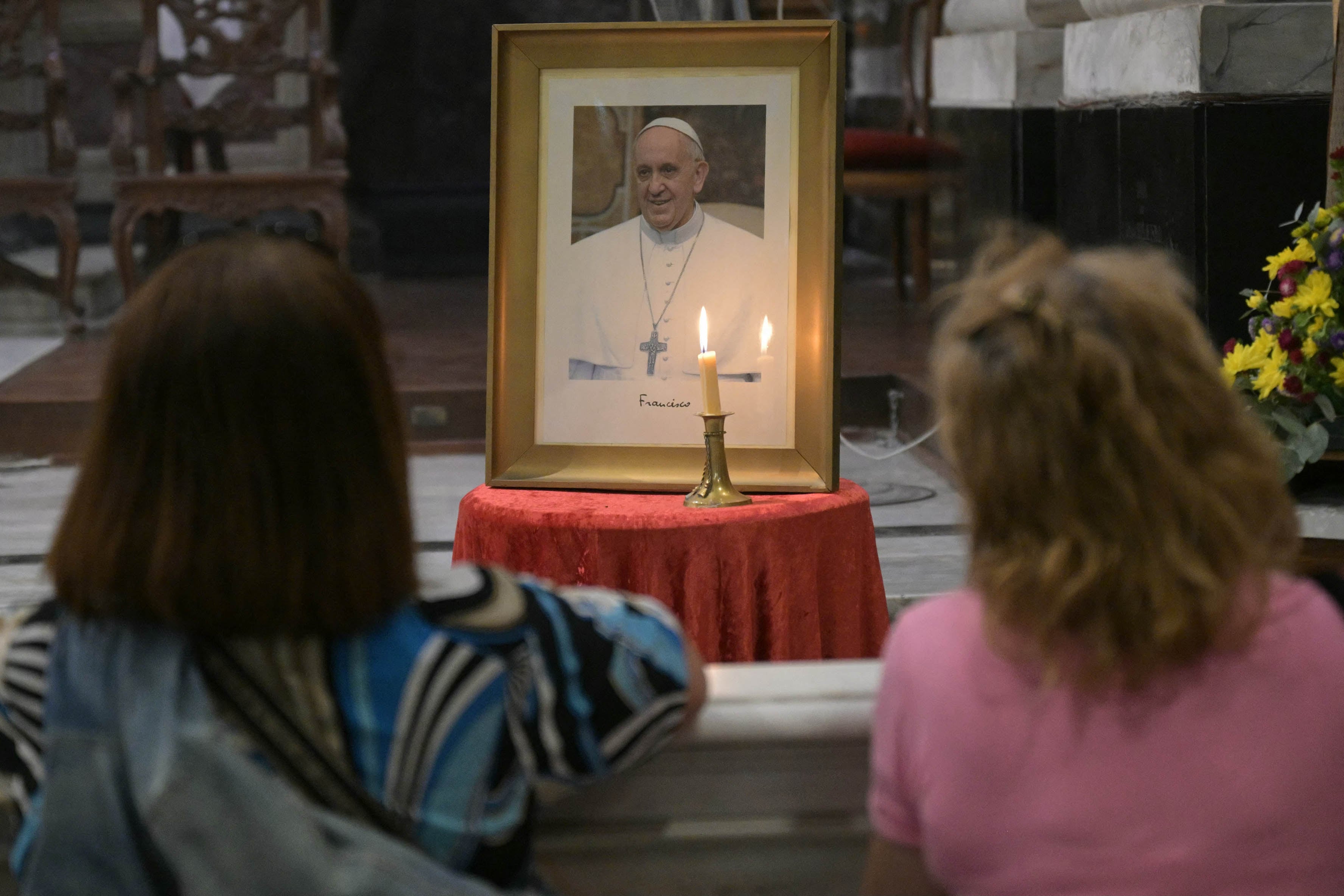 Rezan por el Papa en la Basílica San José de Flores.