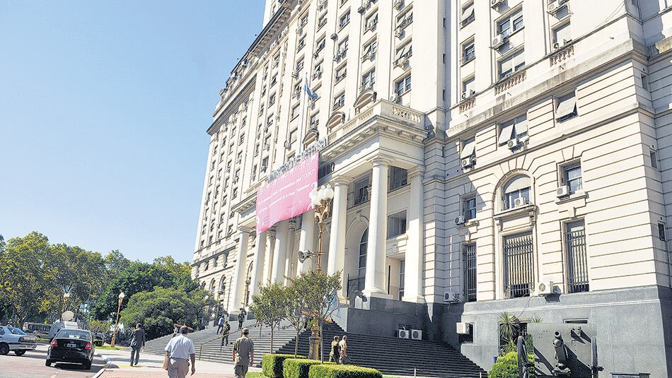 La protesta de los despedidos está convocada para las 11 en el edificio de Paso Colón y Alsina.