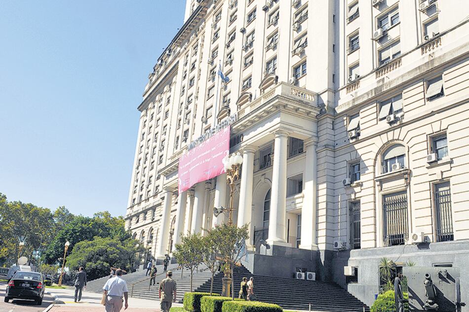 La protesta de los despedidos está convocada para las 11 en el edificio de Paso Colón y Alsina.