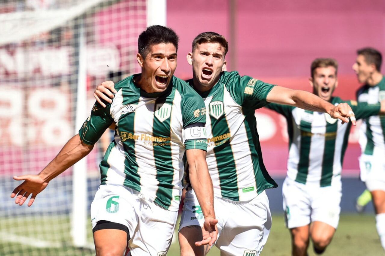 Lollo celebra su gol de cabeza, que definió el clásico en Lanús