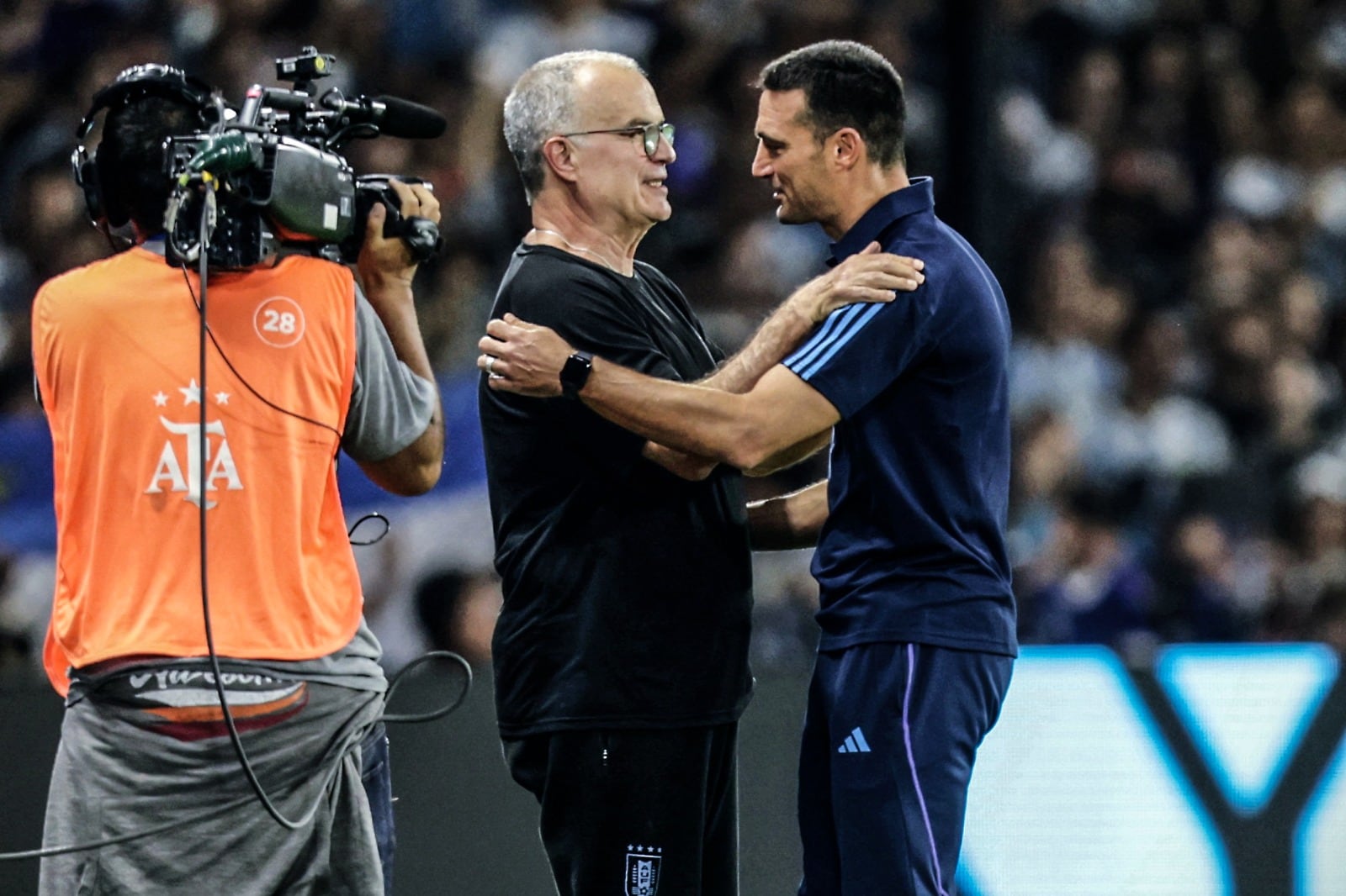 Scaloni se saluda con Bielsa, DT de la Celeste.