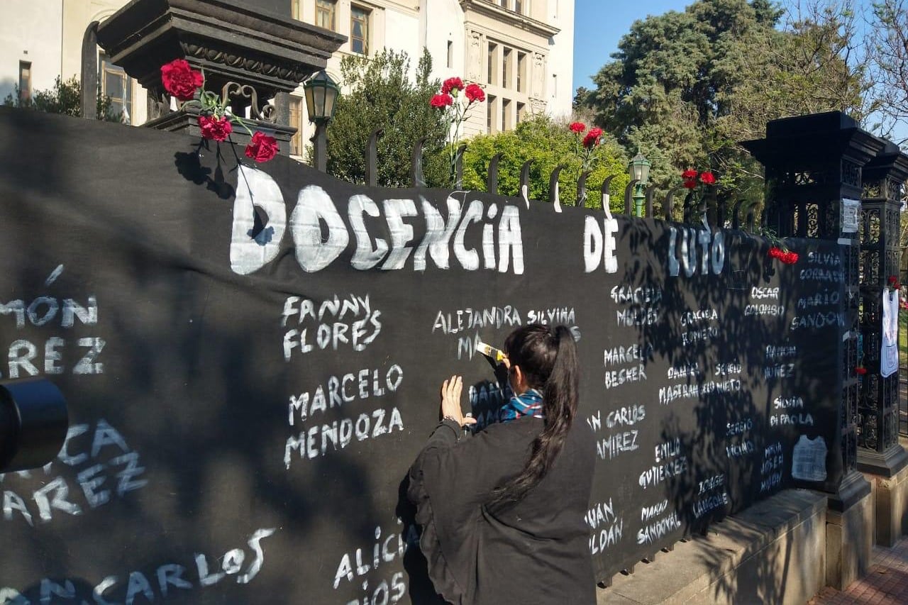 Docentes y familias del Instituto Bernasconi hicieron un homenaje a Alejandra Maida, que murió por covid este fin de semana.