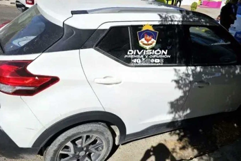 La policía asistió al niño sofocado en un auto.
