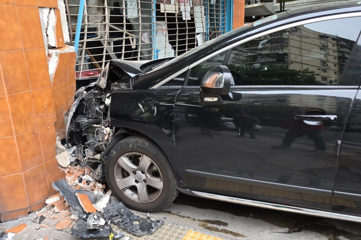 El Peugeot 3008 dañó el frente del local comercial