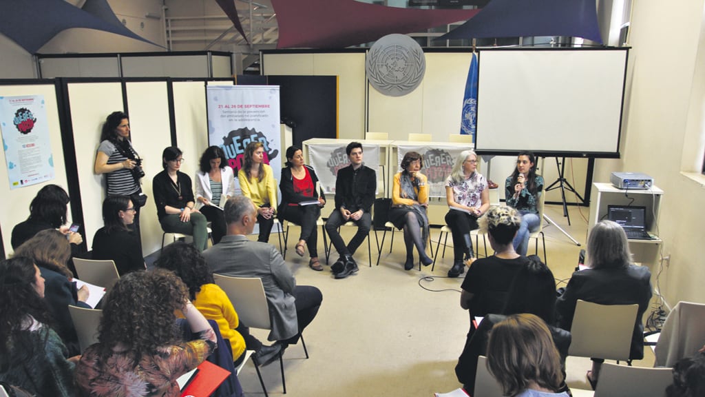 Julianero con las representantes de la campaña.
