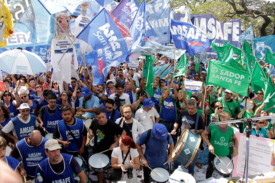 Los gremios docentes se movilizaron en la capital provincial.