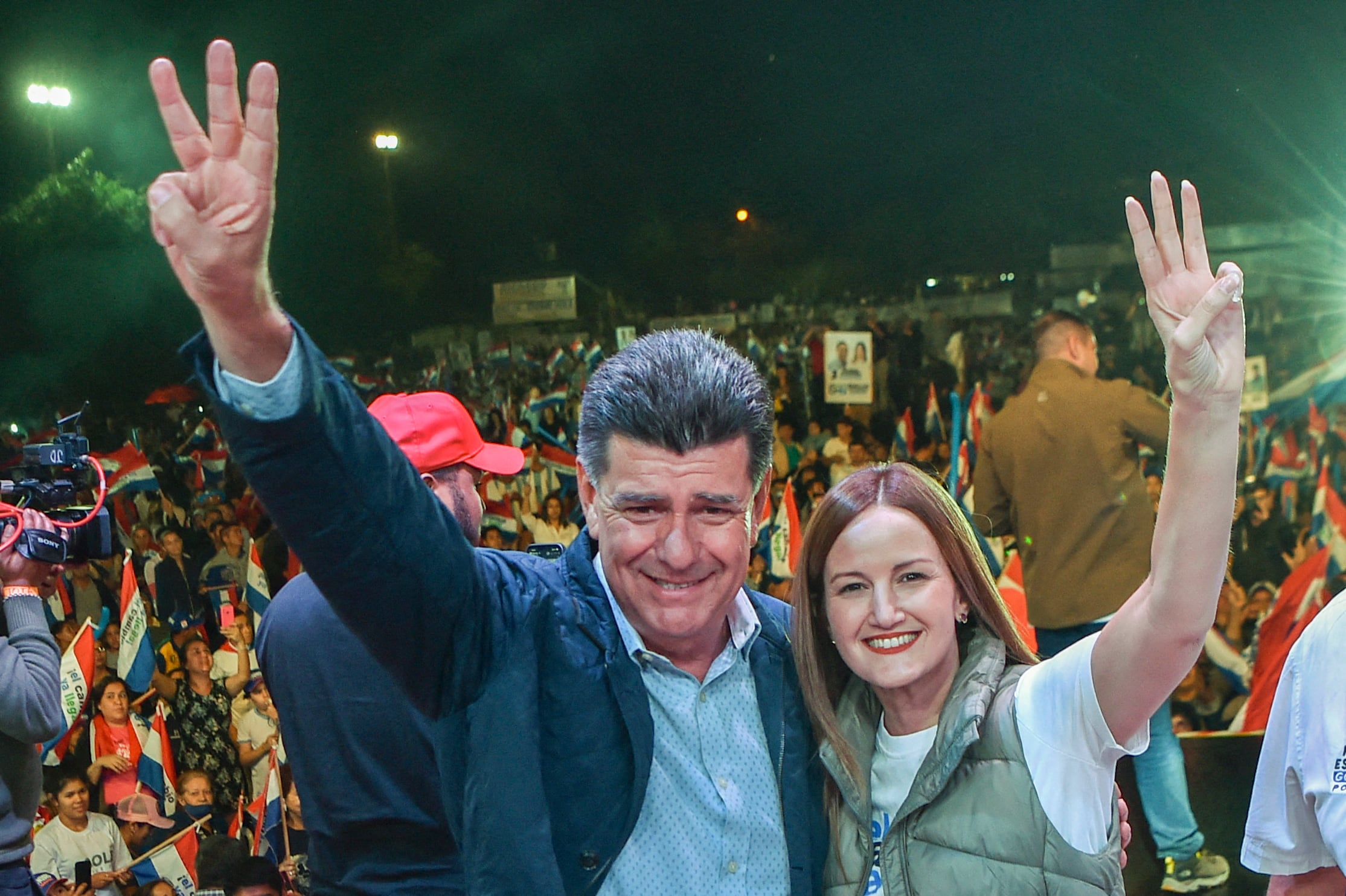 El candidato opositor Efraín Alegre quiere "destronar" al Partido Colorado.