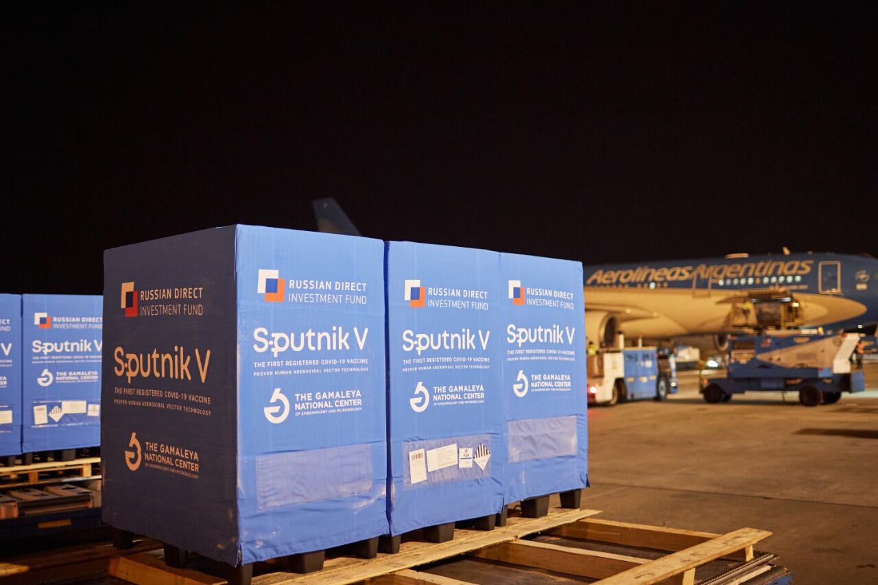 En la madrugada de este miércoles, en el vuelo de Qatar Airways QR8155, llegaron a Ezeiza 500 litros de la sustancia activa de la vacuna Sputnik V, componente 2, para su terminación en el Laboratorio Richmond.
