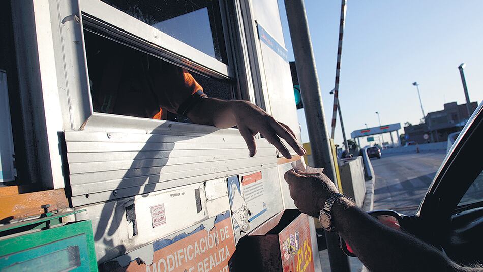 Los usuarios que viajen en hora pico pagarán 55 pesos en las cabinas de peaje.