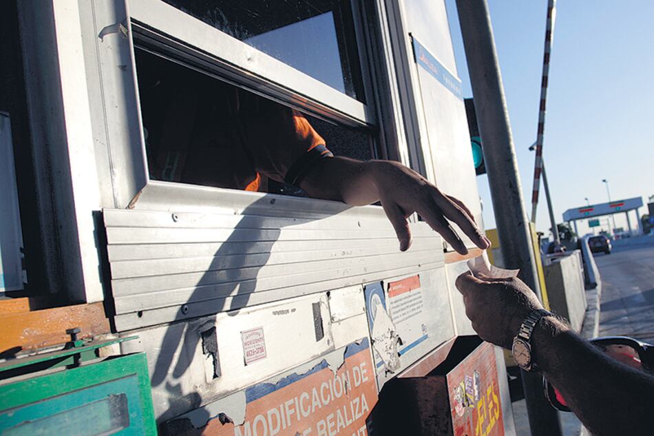 Los usuarios que viajen en hora pico pagarán 55 pesos en las cabinas de peaje.