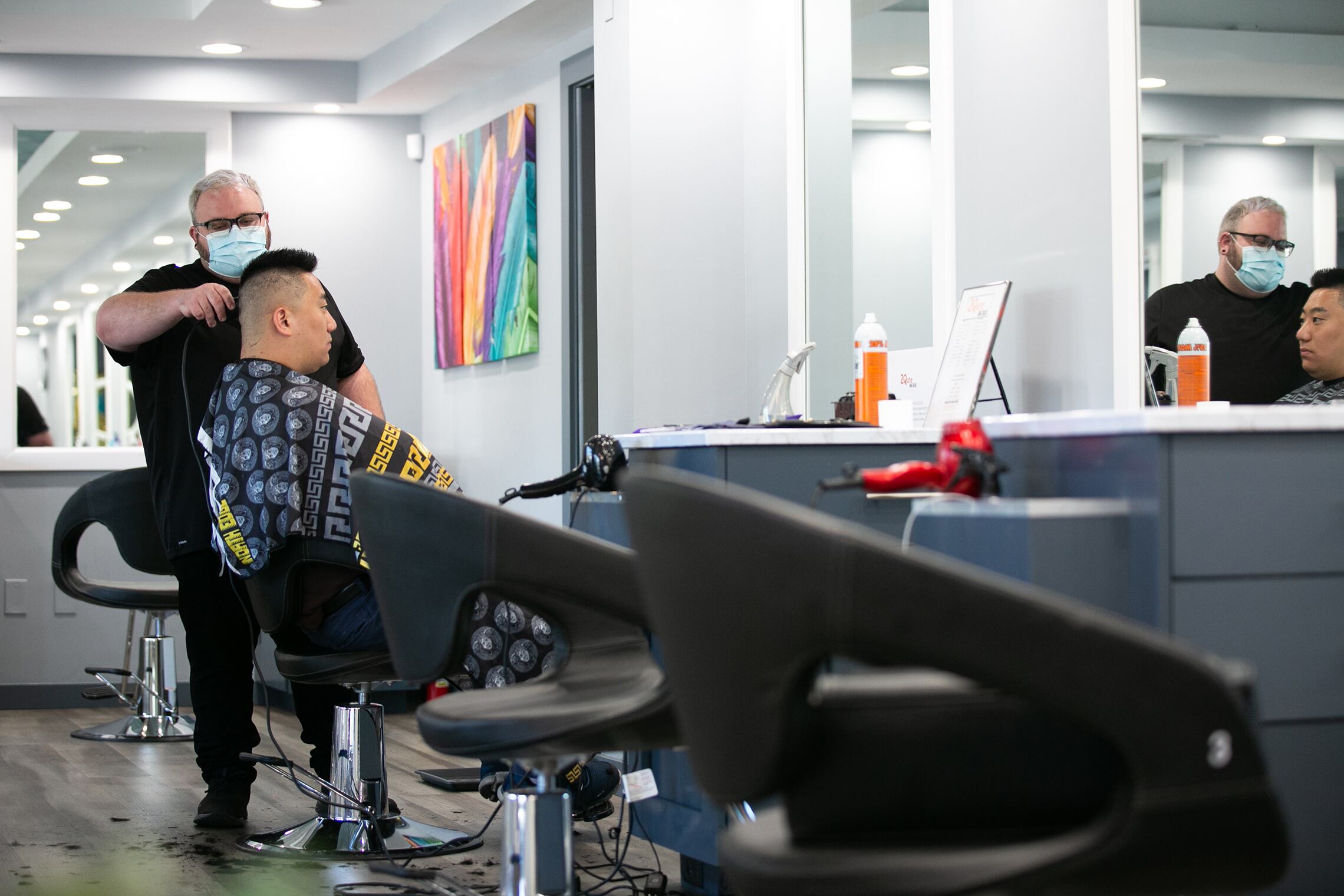 Corte de pelo en Atlanta, Georgia, donde las peluquerías están abiertas.