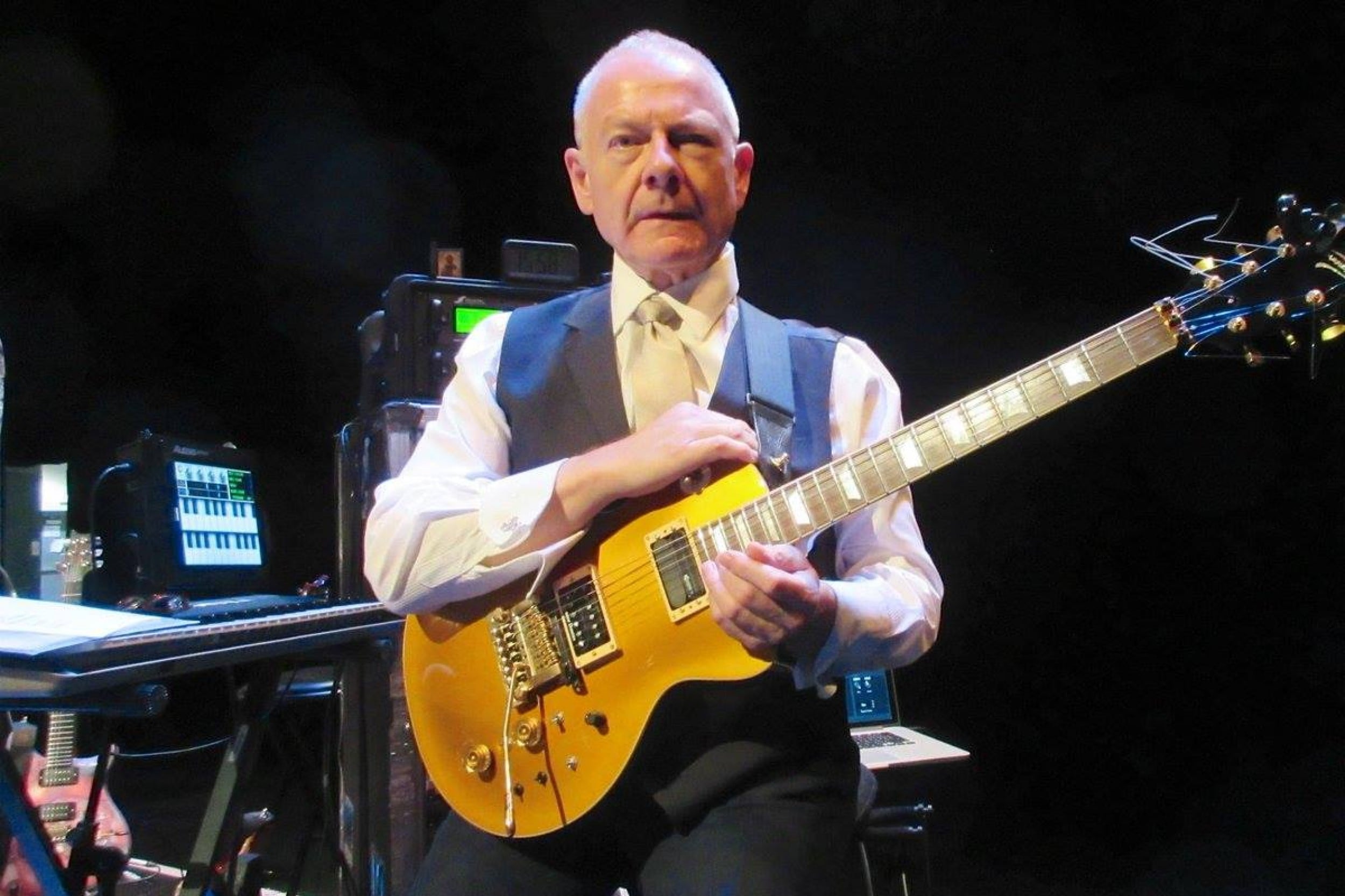 "La música no actúa como una lobotomía, es algo más sutil", dice Fripp.