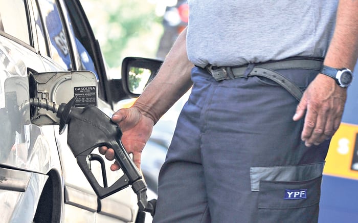 La nafta premium superará los 18 pesos y la premium rondará los 21 pesos.