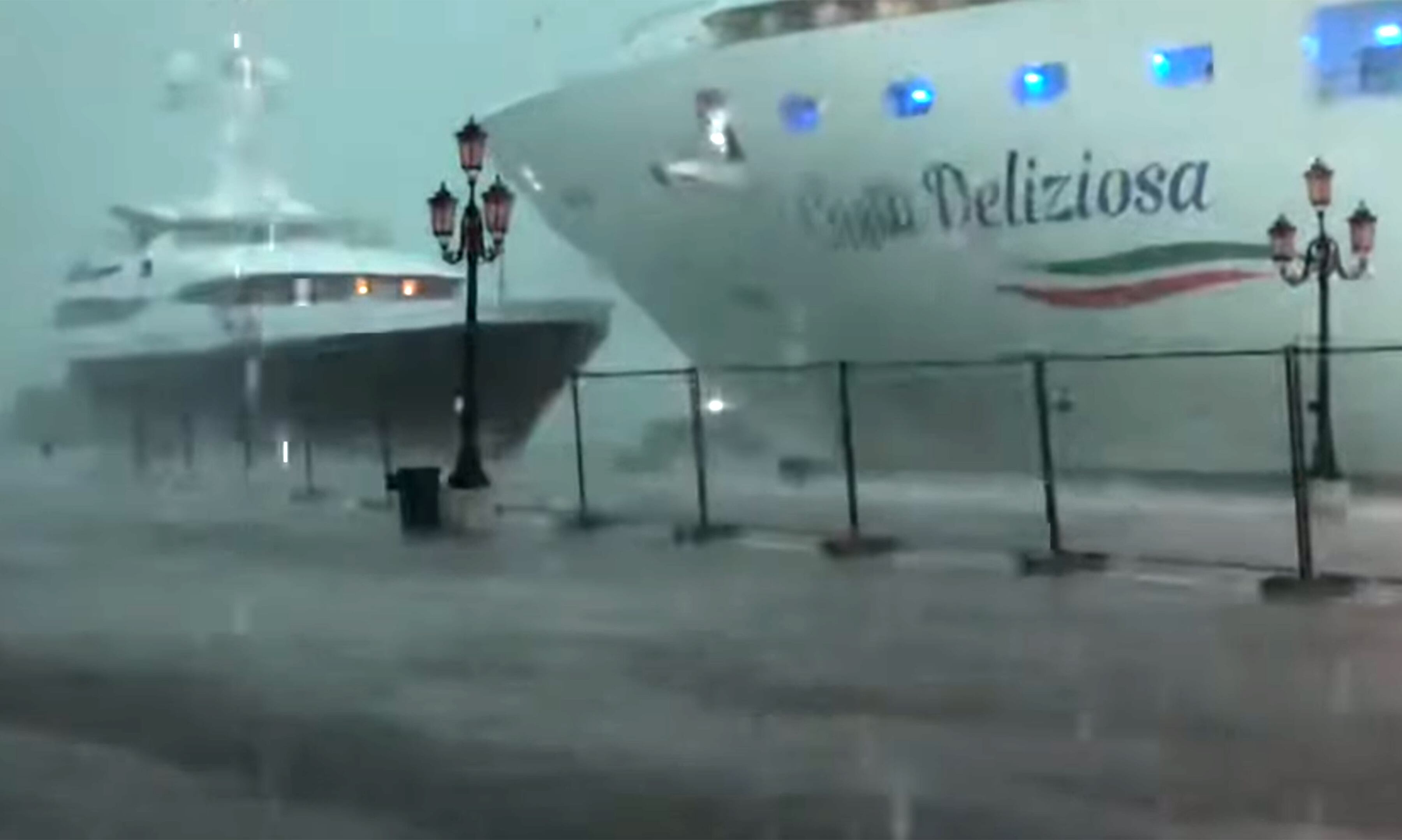 El crucero Costa Deliziosa en el momento en que estuvo a punto de chocar al yate en el puerto de Venecia.