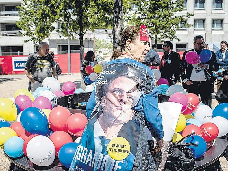 Un simpatizante se Macron hace campaña con globos ayer en Lyon.