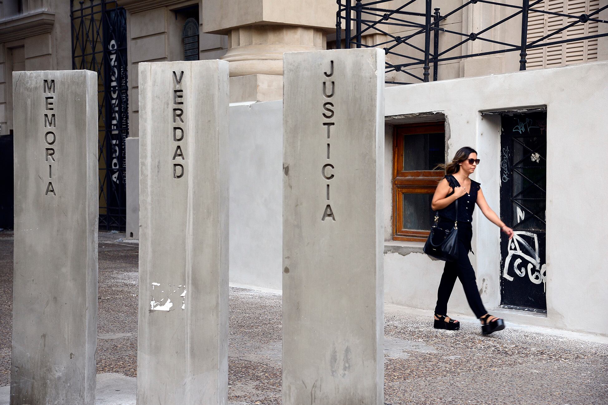 Estaban detenidos en Rosario y el 17 de octubre de 1976 fueron trasladados a Córdoba donde fueron fusilados en un camino rural.