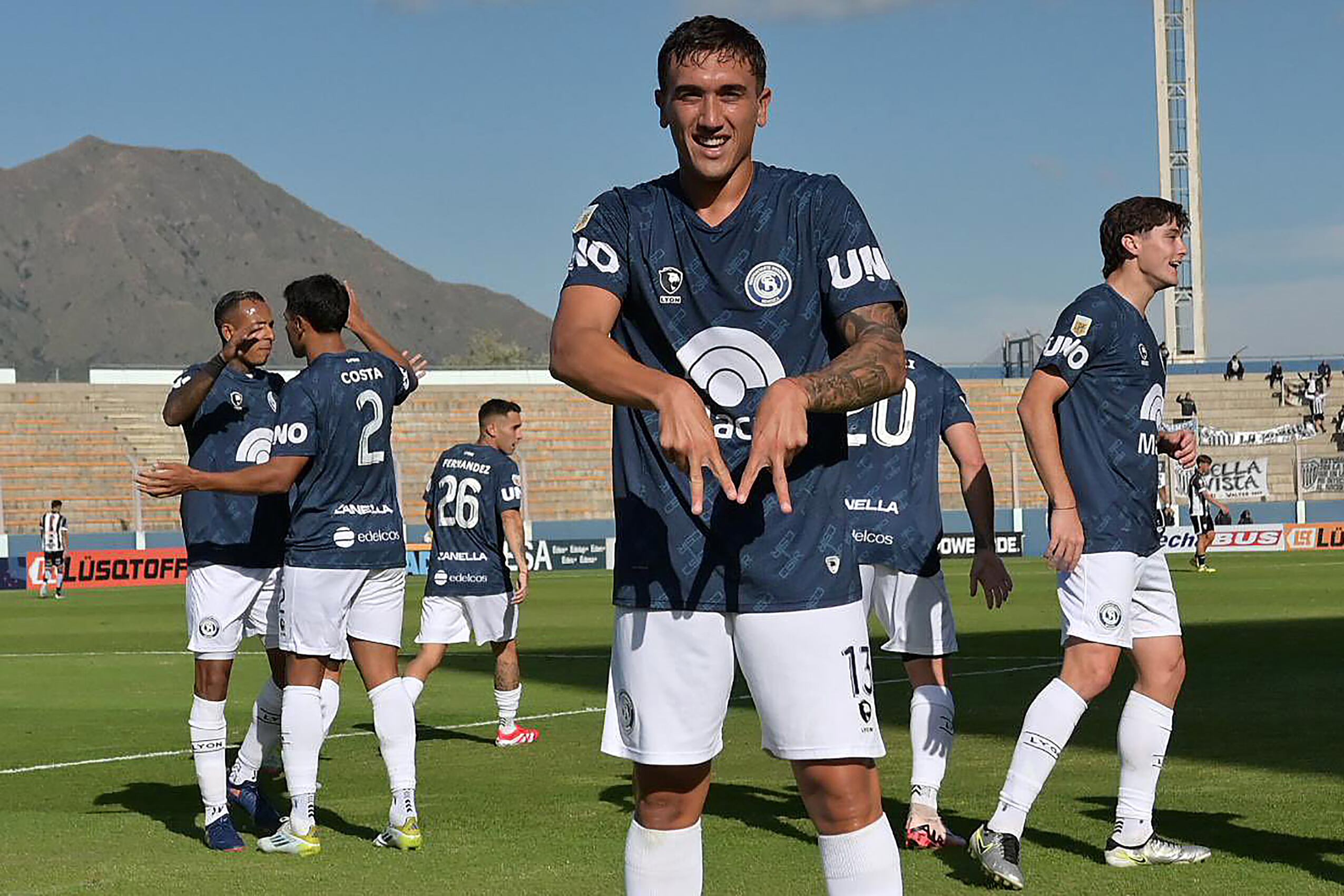 Osella luego de convertir su gol