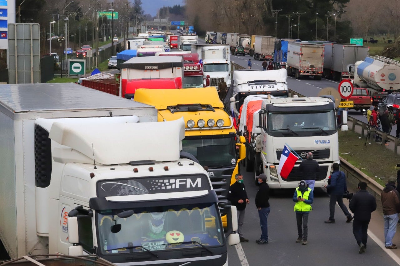 Camioneros cortan rutas en Temuco, Chile