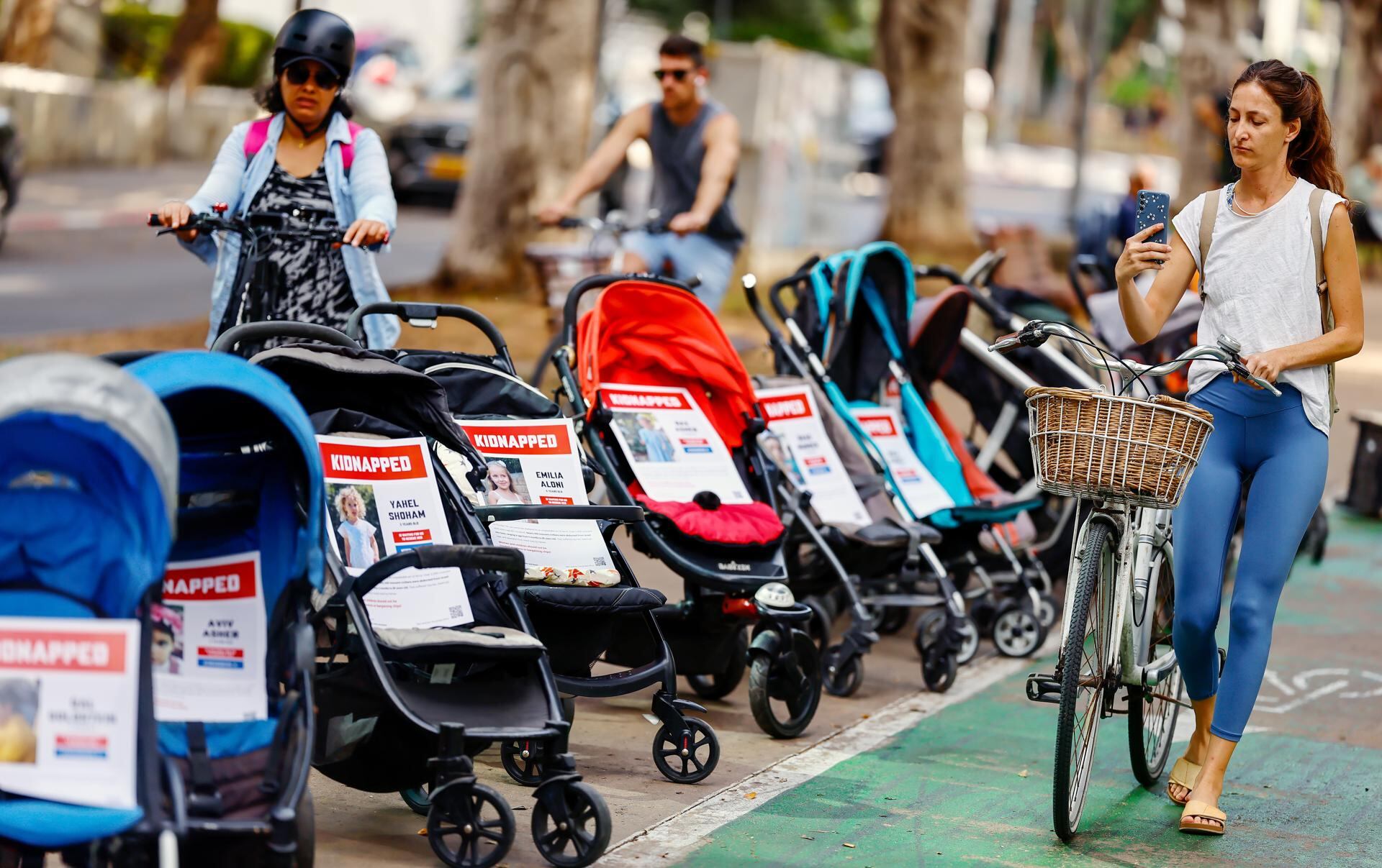Tel Aviv (Israel). La gente pasa por los cochecitos, parte de la instalación 'Empty Buggies' en Tel Aviv, Israel, 27 de octubre de 2023. La instalación simboliza a los al menos 27 niños secuestrados por militantes de Hamas el 07 Octubre de 2023.