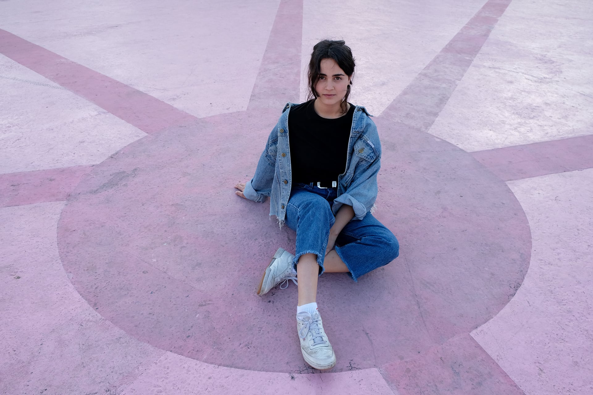 Anyi tiene 23 años y armó revuelo con solo dos shows en vivo y un debut publicado en julio, Crucero cristal.