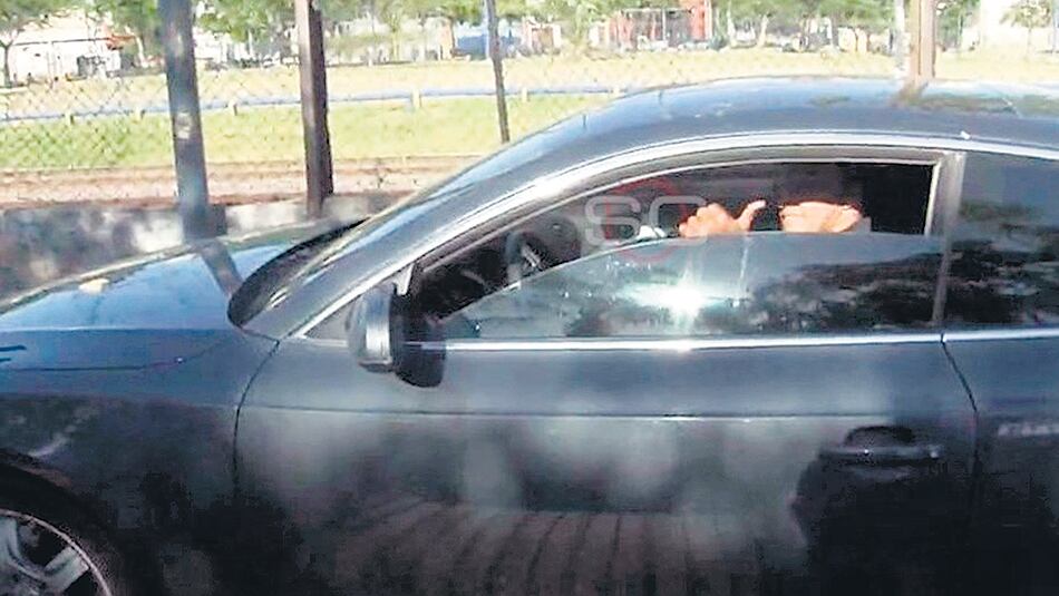 Abila llegó en coche a Casa Amarilla. Fue recibido por el cuerpo médico y el preparador físico.