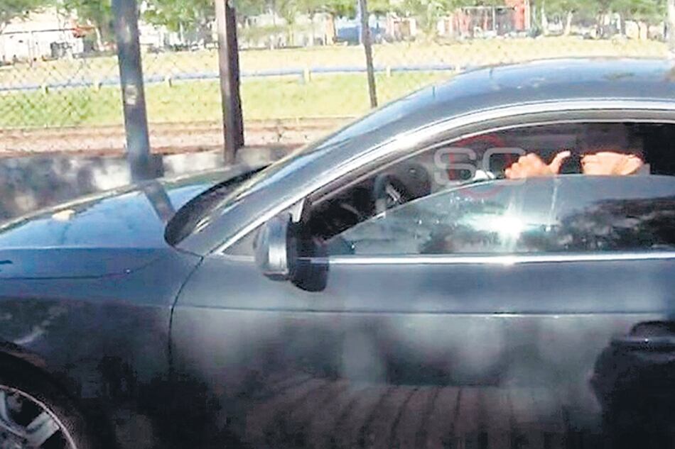 Abila llegó en coche a Casa Amarilla. Fue recibido por el cuerpo médico y el preparador físico.