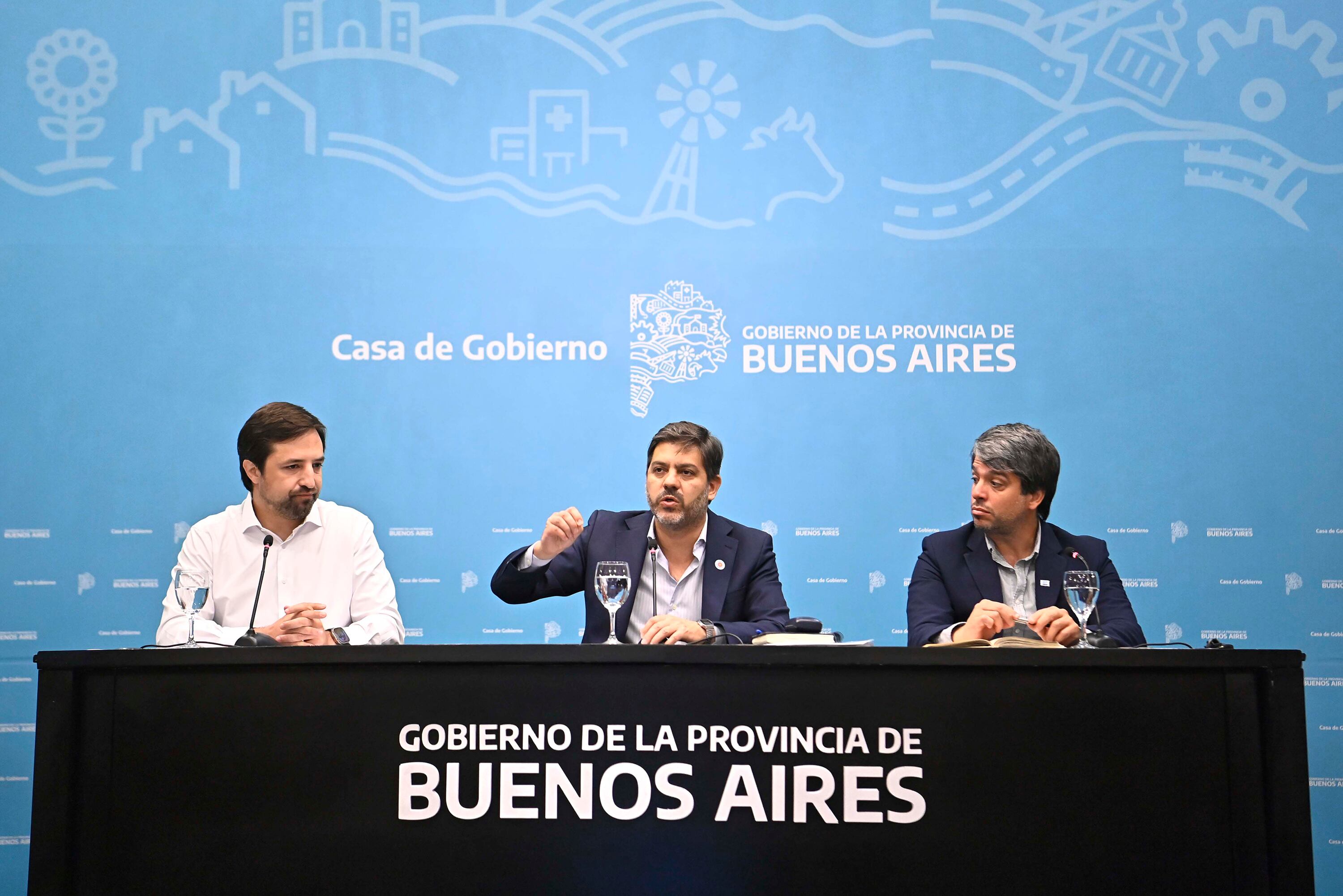 Bianco encabezó este lunes la conferencia de prensa en el Salón Dorado de la Gobernación. 