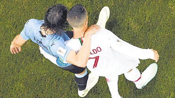 Edinson Cavani abrazado a Cristiano Ronaldo cuando ya la historia estaba cerrada.