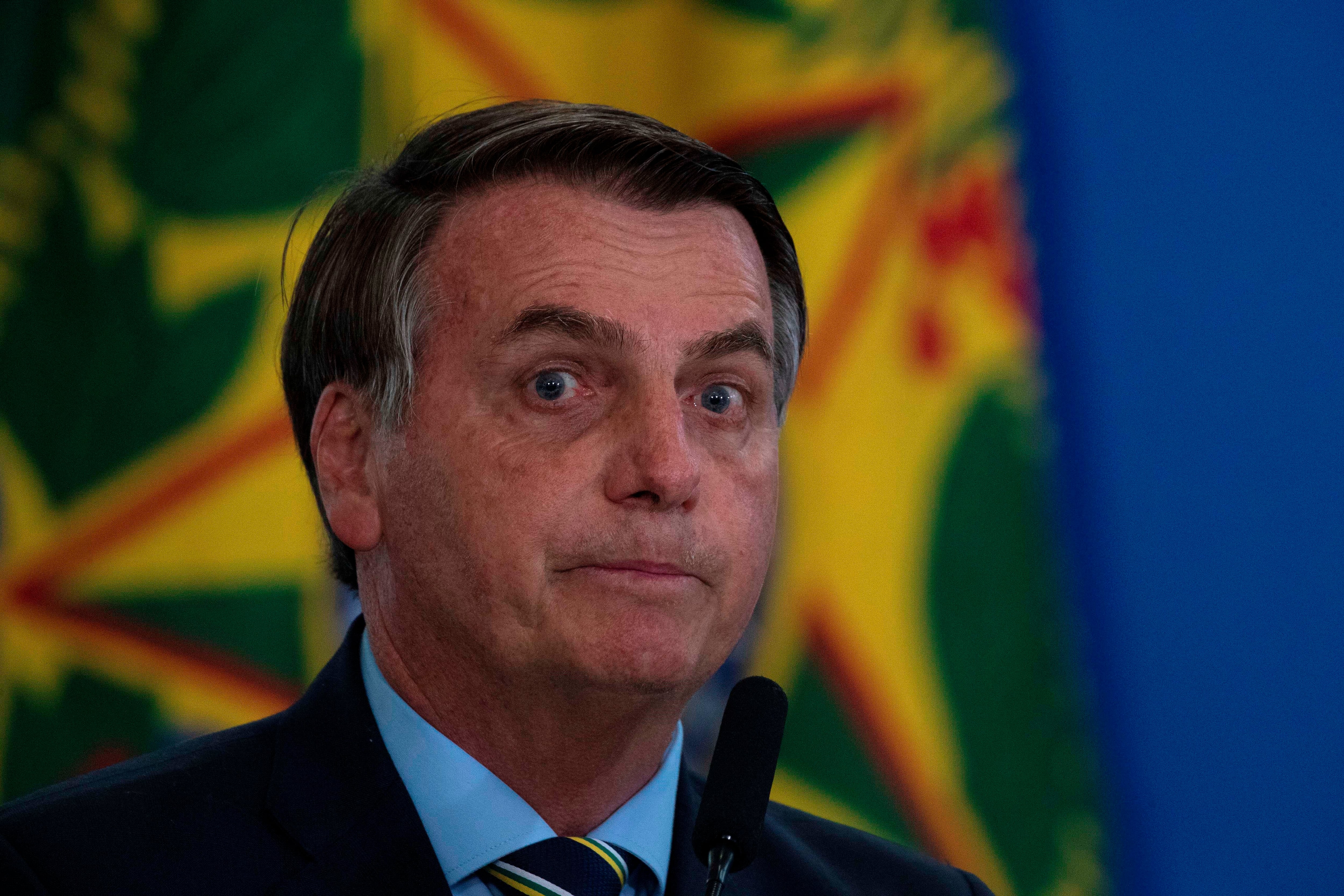 1. Bolsonaro compartió llamadas a una marcha antidemocrática en grupos de Whatsapp. 2. Militares patrullan las playas de Río de Janeiro.