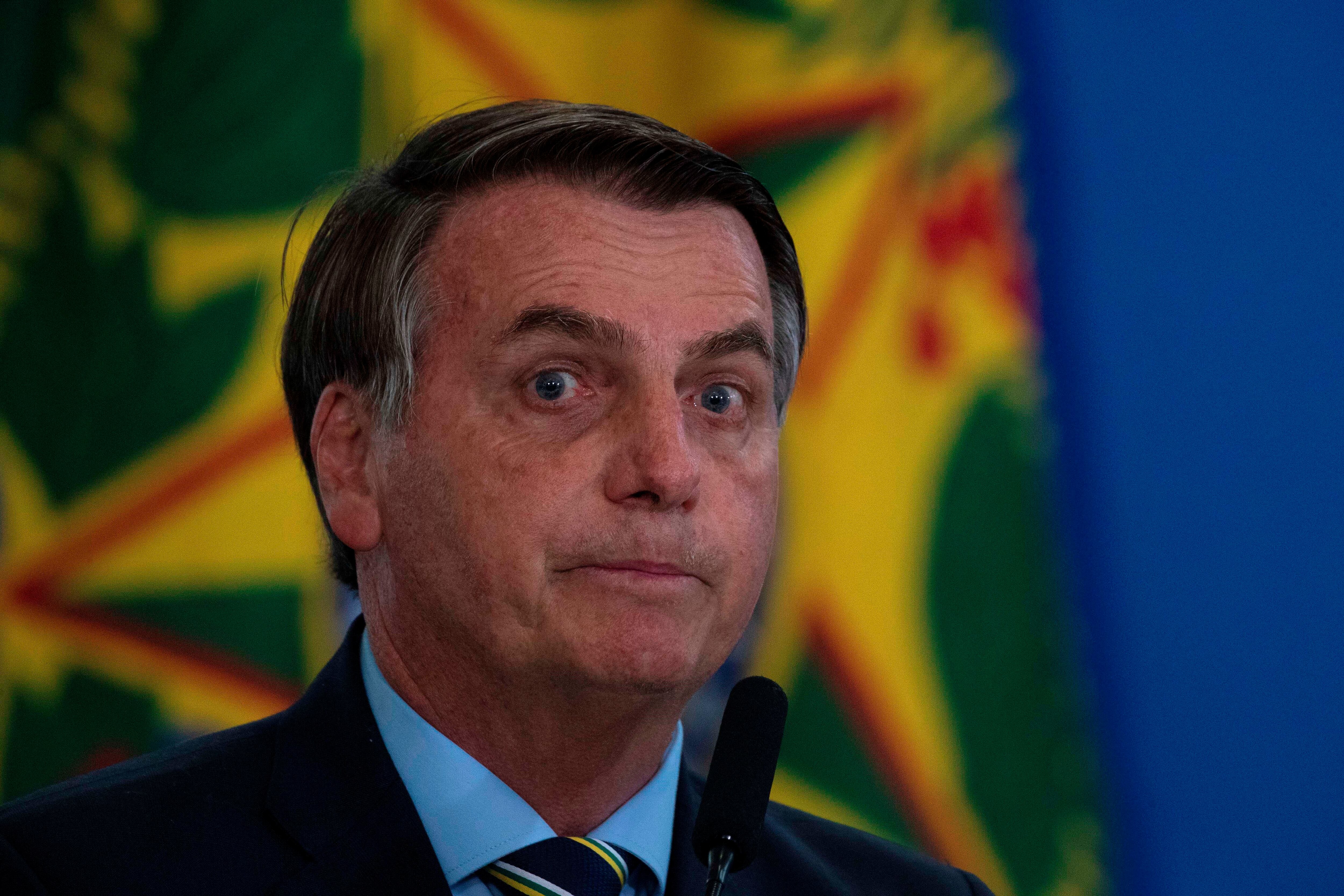 1. Bolsonaro compartió llamadas a una marcha antidemocrática en grupos de Whatsapp. 2. Militares patrullan las playas de Río de Janeiro.