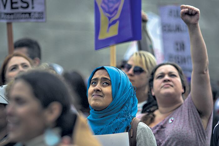 Familiares reclaman la liberación de migrantes detenidos durante una manifestación en Los Angeles.