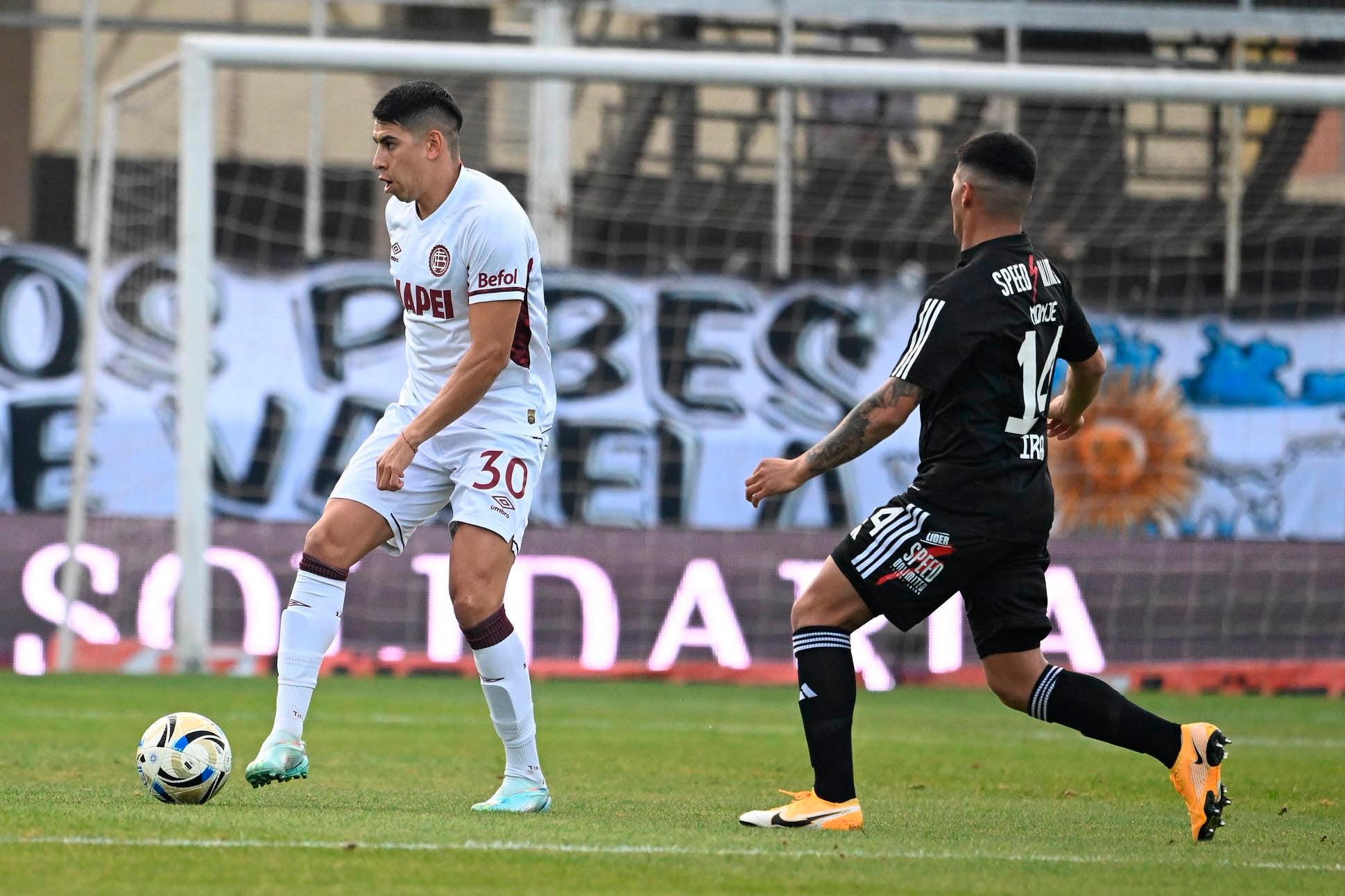 Lanús intentó, pero el que festejó fue Riestra