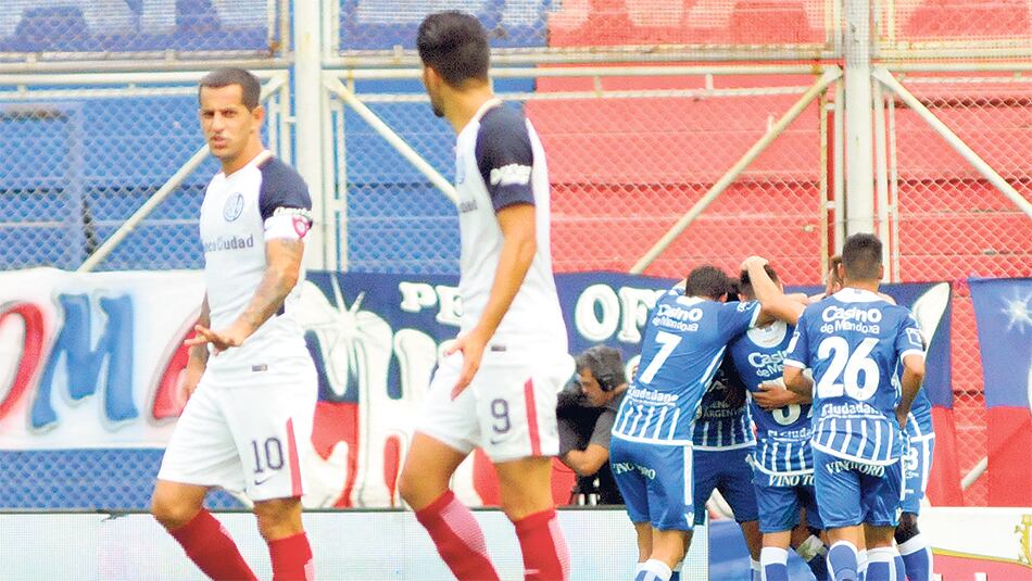 Romagnoli le hace señas a Blandi con la mano izquierda, como marcando la cantidad de goles que llevaban los mendocinos.