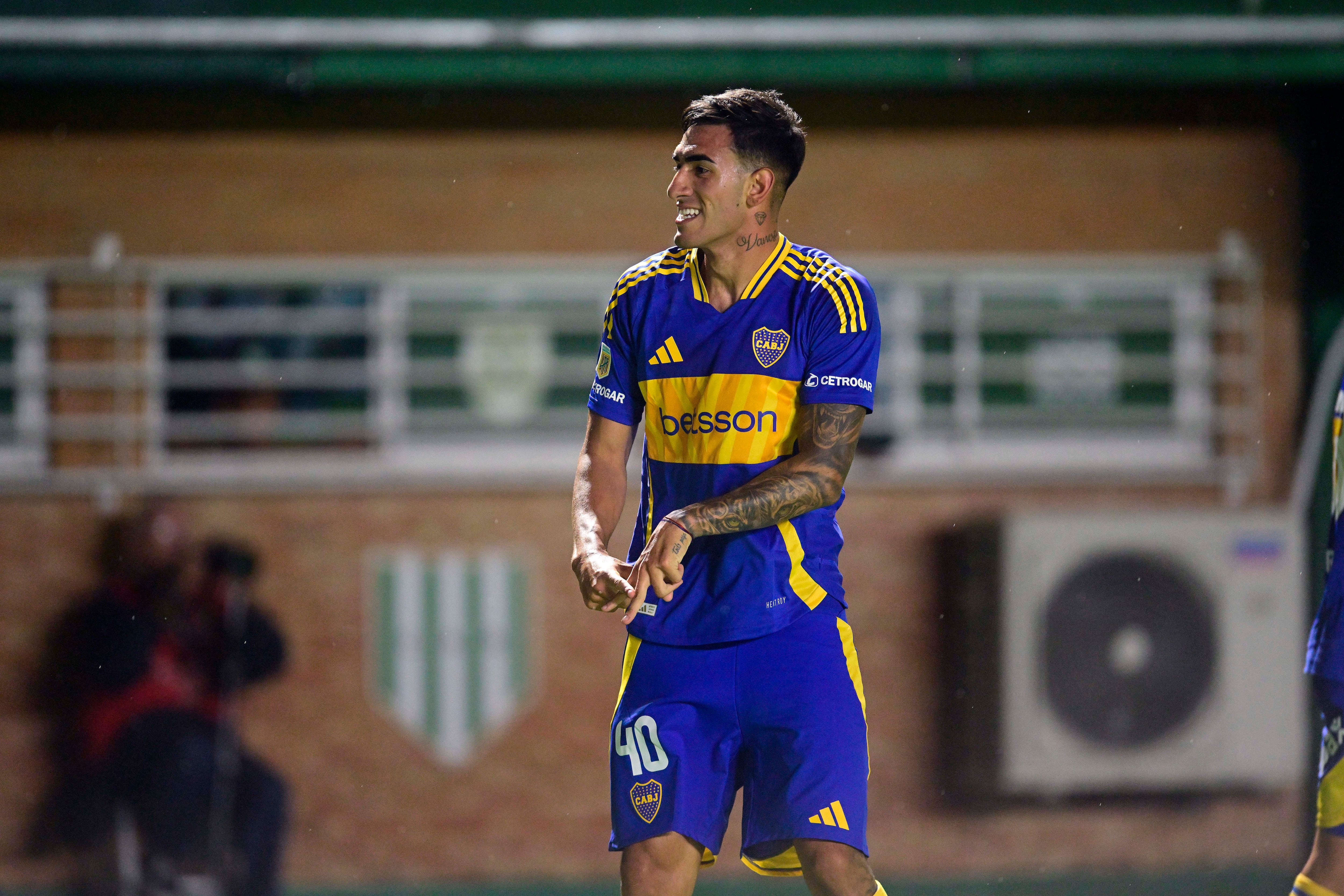 El juvenil Di Lollo celebra su primer gol y la victoria xeneize