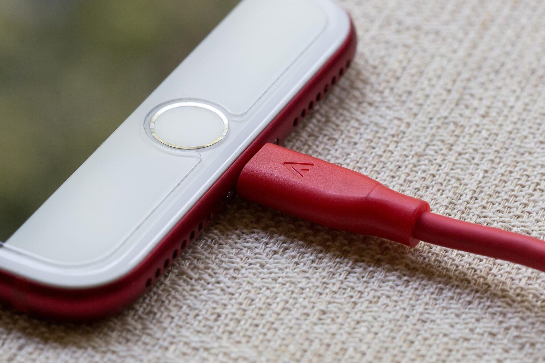 Se recomienda no mantener enchufados los dispositivos una vez que se alcanzó el máximo nivel de carga.