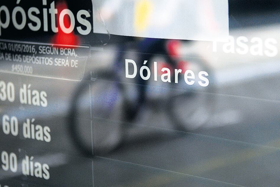 La suba del dólar en lo que va del año llegó al 35,6 por ciento, la mayor en el mundo.