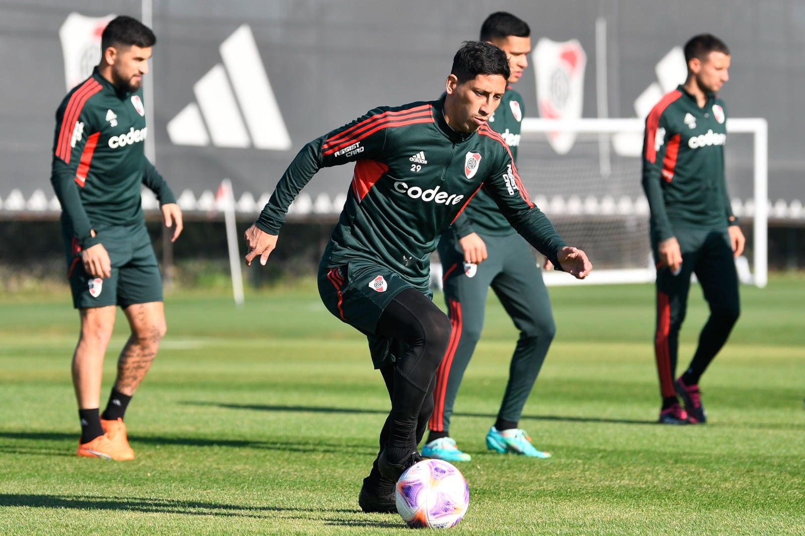 Aliendro lleva el balón en la práctica millonaria en Ezeiza