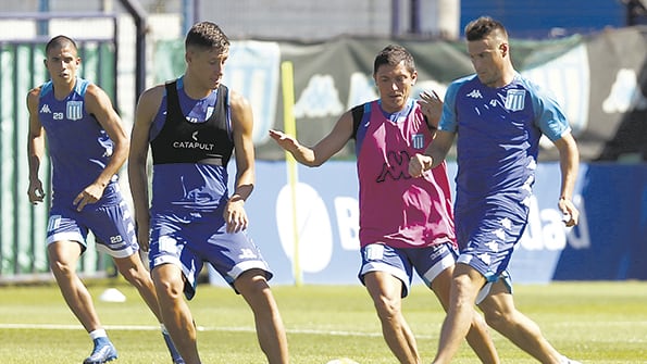 Práctica del líder Racing, que debutará mañana ante Aldosivi en Mar del Plata.