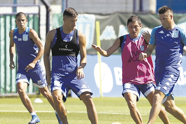 Práctica del líder Racing, que debutará mañana ante Aldosivi en Mar del Plata.