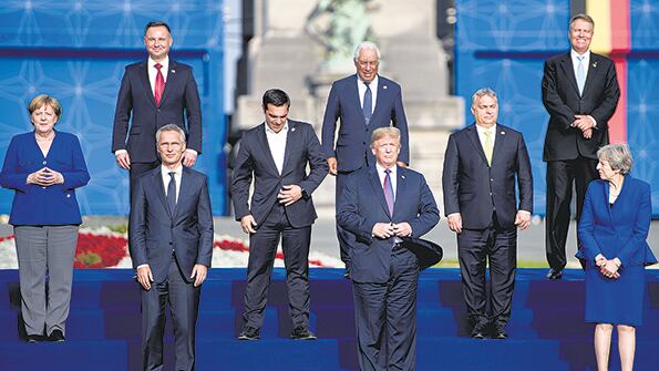Los miembros de la OTAN se sacan la foto en el primer día de la cumbre.