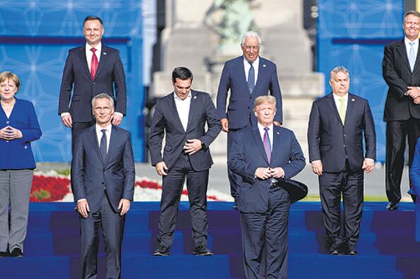 Los miembros de la OTAN se sacan la foto en el primer día de la cumbre.