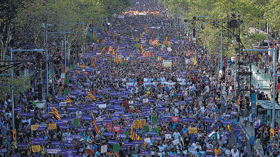 Una columna avanza durante la manifestación contra el terrorismo en Barcelona.