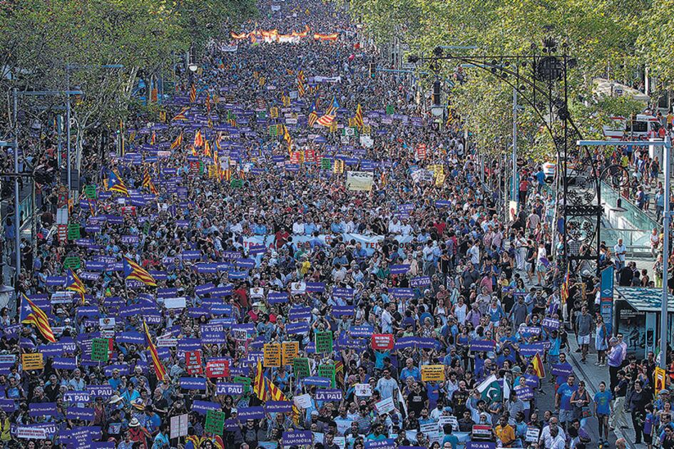Una columna avanza durante la manifestación contra el terrorismo en Barcelona.