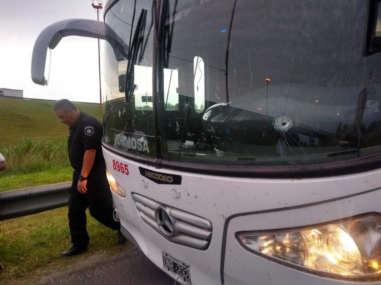 Uno de los micros baleados no llevaba a hinchas de Unión e iba a Formosa.