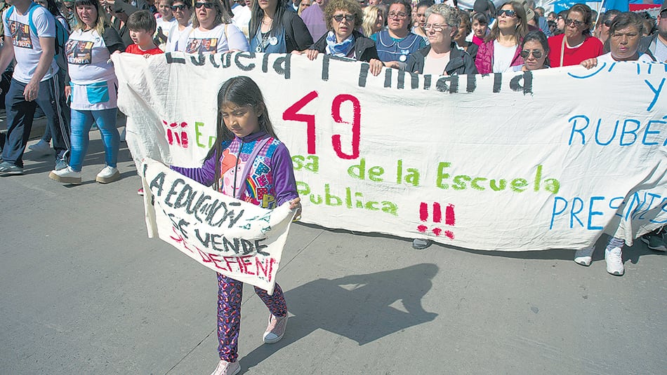 Los docentes del distrito reclaman justicia por las dos muertes y seguridad en las escuelas.