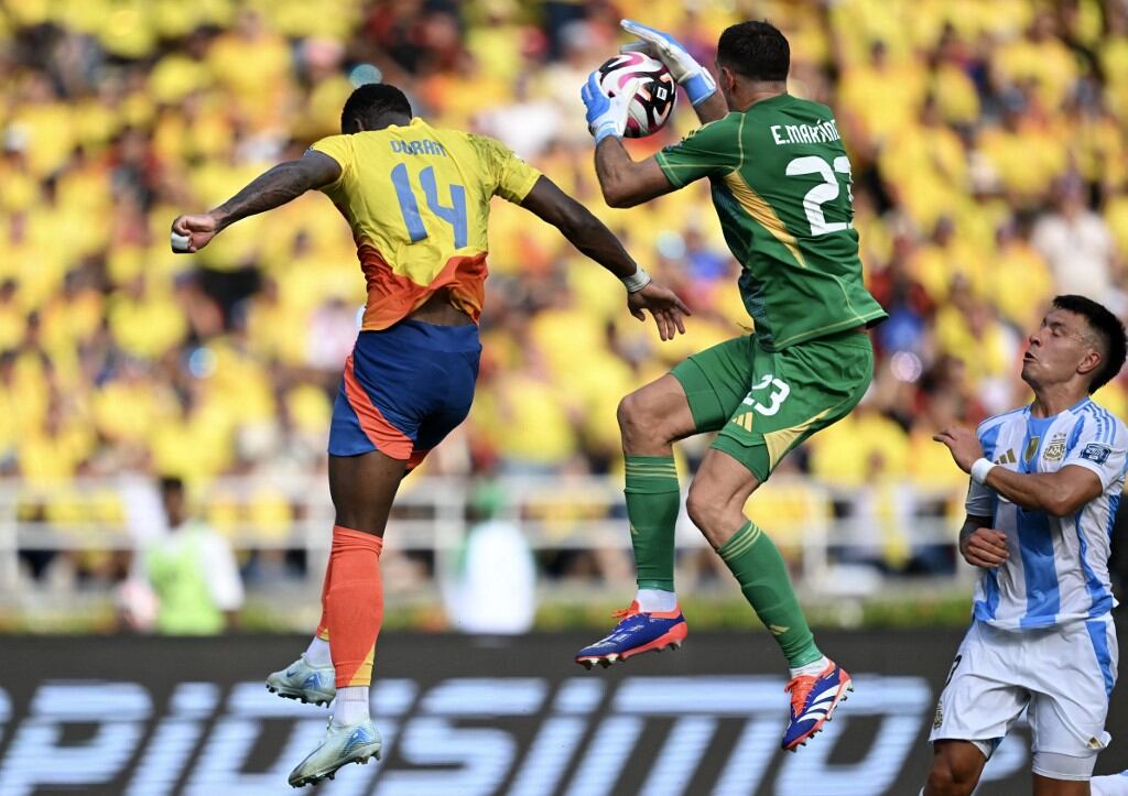 Dibu Martínez salva una ocasión peligrosa frente a su compañero del Aston Villa, Durán.