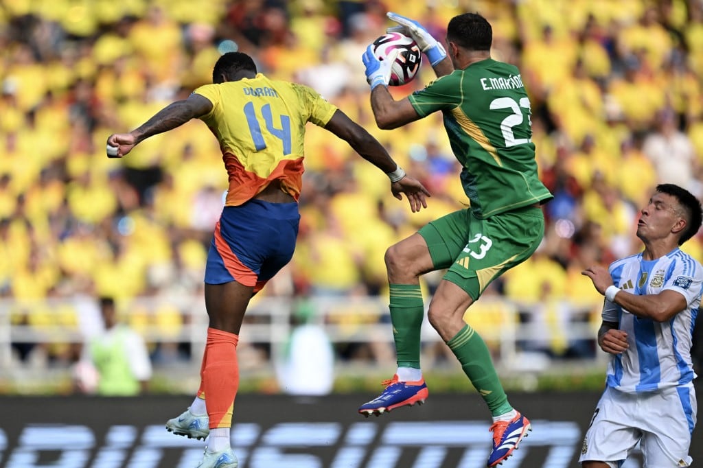 Dibu Martínez salva una ocasión peligrosa frente a su compañero del Aston Villa, Durán.